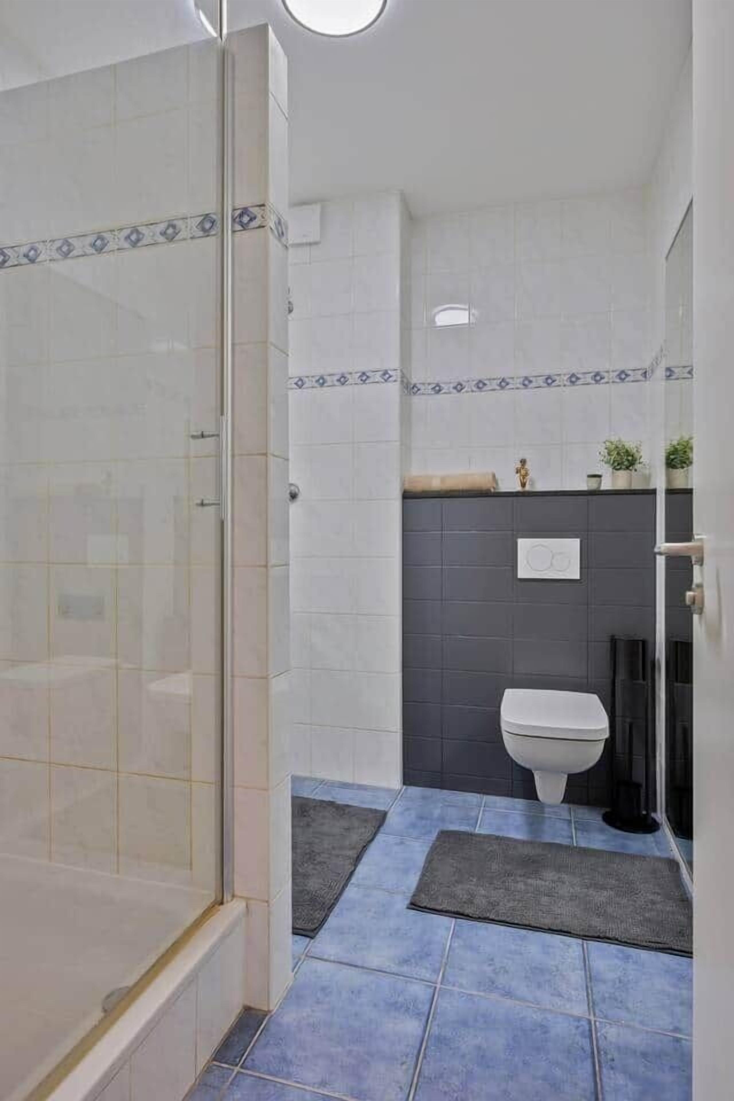 Kostenlose Toilettenartikel, Haartrockner, Handtücher, Toilettenpapier