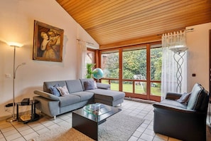 Fernseher, Kamin, Stereoanlage