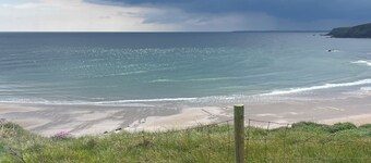 BEAUTIFUL COTTAGE IN IRELAND DIRECTLY ON THE COAST