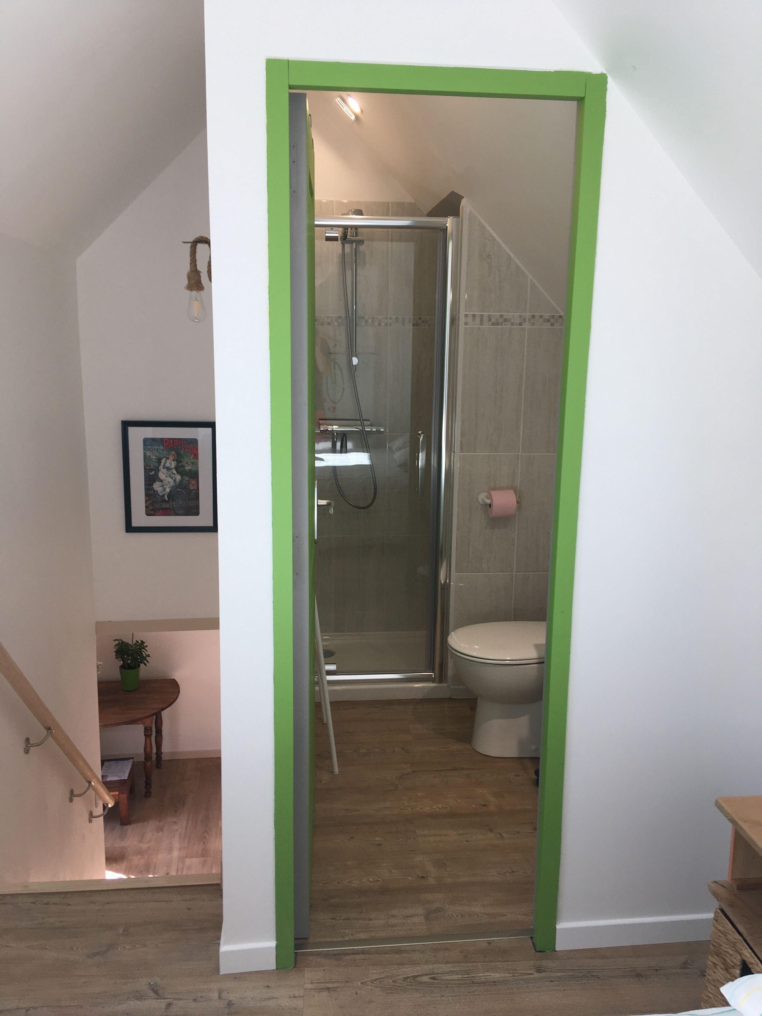 Sèche-cheveux, serviettes fournies, papier toilette