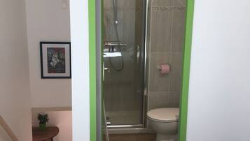 Sèche-cheveux, serviettes fournies, papier toilette