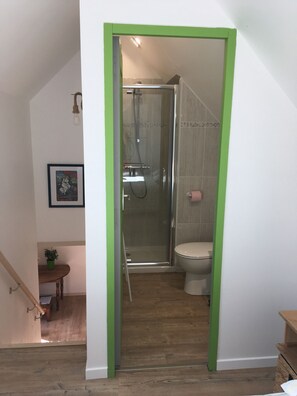 Hiustenkuivaaja, pyyhkeet, vessapaperi