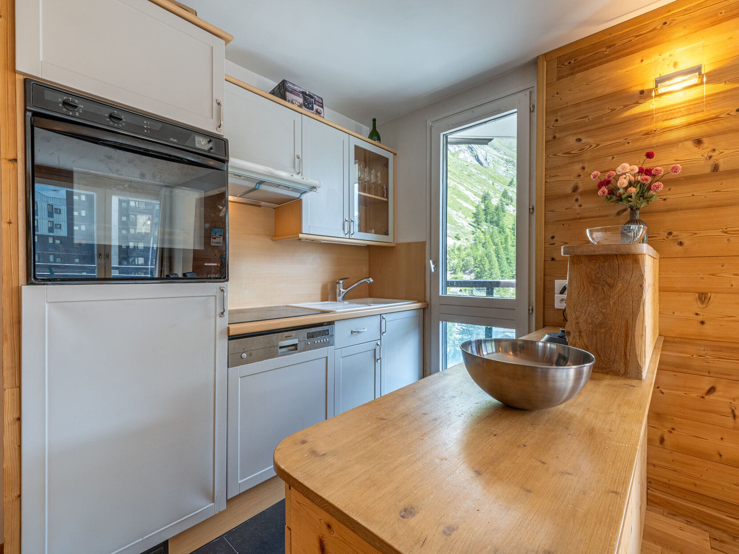 Kylskåp, mikrovågsugn, ugn och spishäll