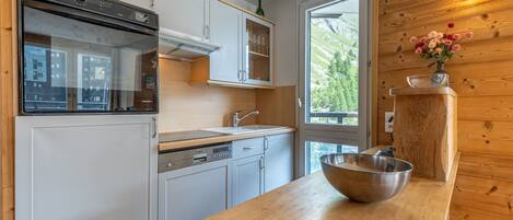 Kylskåp, mikrovågsugn, ugn och spishäll