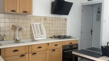 Een microgolfoven, een oven, een kookplaat