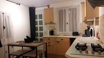 Een microgolfoven, een oven, een kookplaat