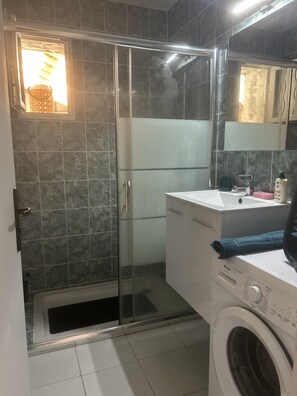Shower, hair dryer, towels