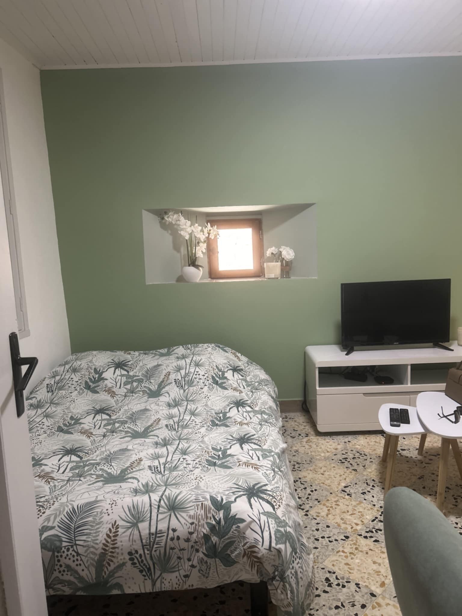 1 bedroom, iron/ironing board, internet, bed sheets