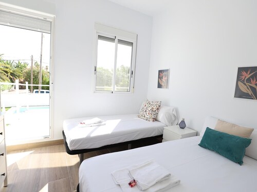 Independent villa 200m from Almardá beach with shared garden and pool