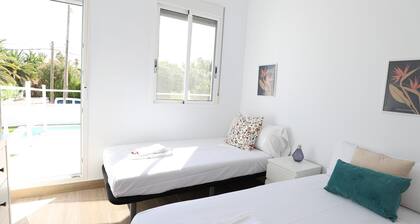 Independent villa 200m from Almardá beach with shared garden and pool