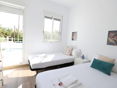 Independent villa 200m from Almardá beach with shared garden and pool