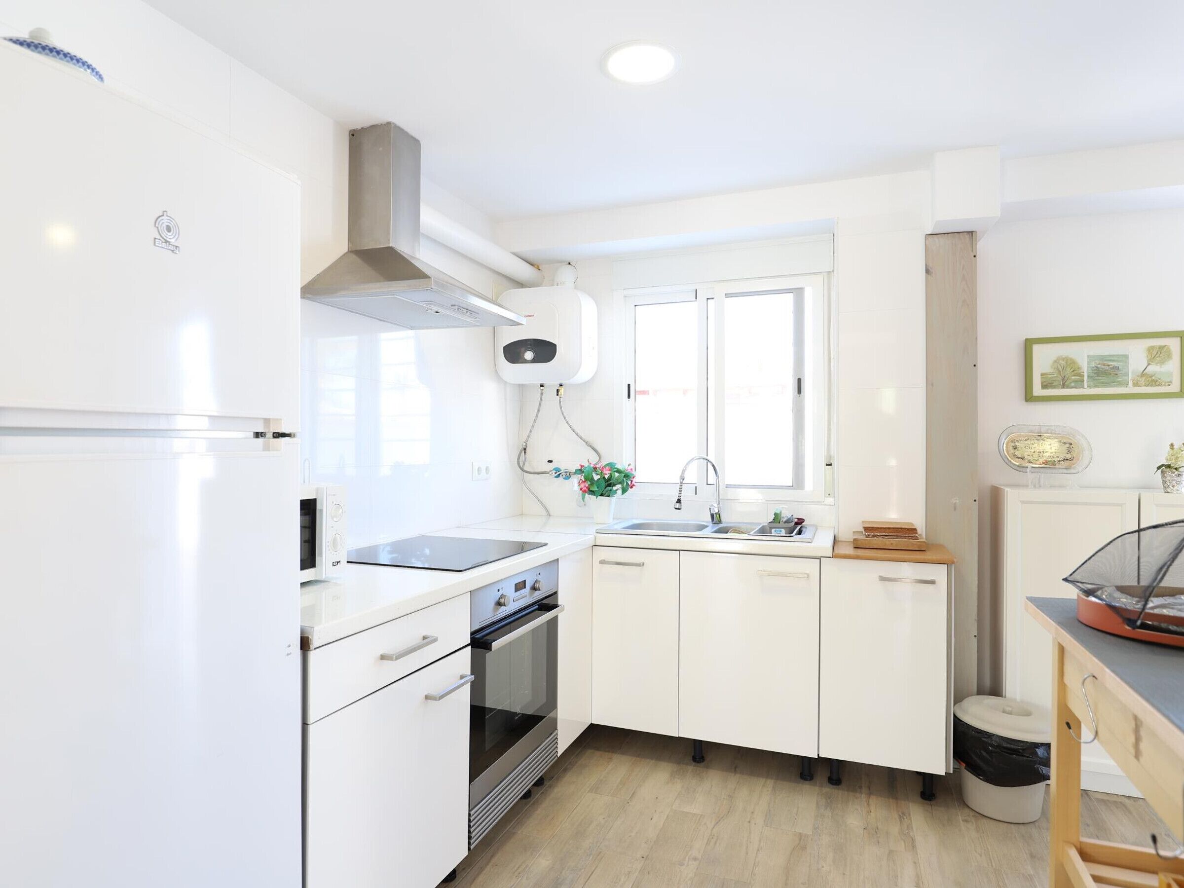 Kühlschrank, Mikrowelle, Ofen, Wasserkocher mit Kaffee-/Teezubehör