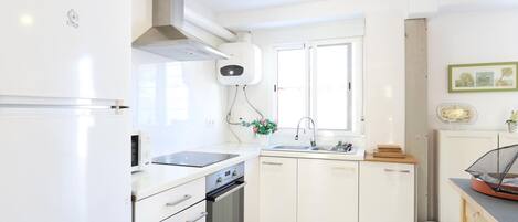 Kühlschrank, Mikrowelle, Ofen, Wasserkocher mit Kaffee-/Teezubehör