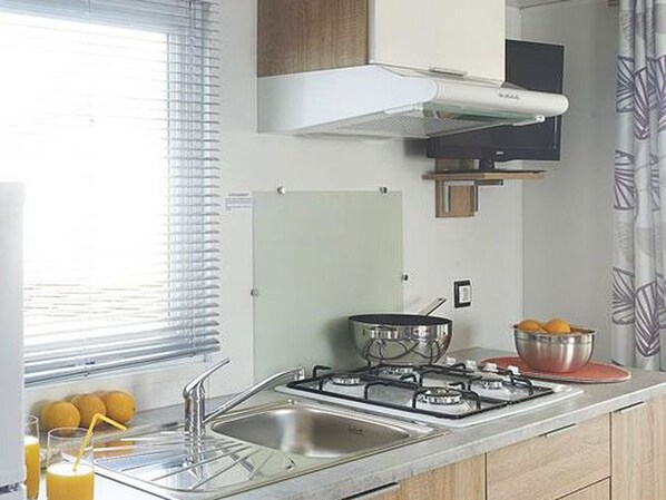 Réfrigérateur, micro-ondes, cafetiÚre/bouilloire