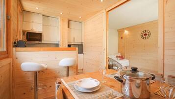 Een koelkast, een oven, een kookplaat, een vaatwasser