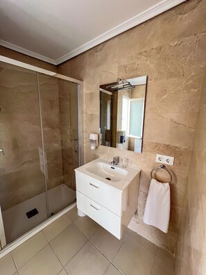 Comfort Double Room, City View | Bathroom