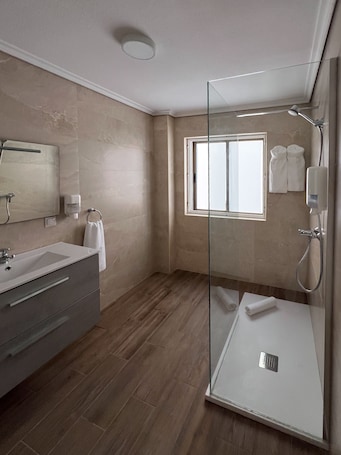 Comfort Twin Room, City View | Bathroom. ENTRE PUERTAS