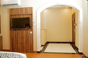 Deluxe Apartment, 2 Bedrooms | Minibar, desk, free WiFi, bed sheets