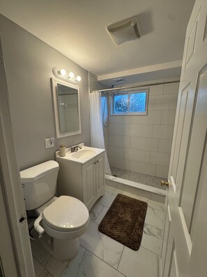 Dusche, Haartrockner, Bidet, Handtücher