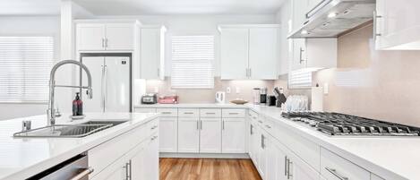 Fridge, microwave, stovetop, dishwasher