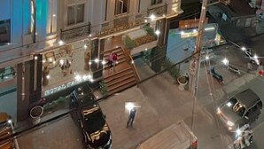 Un immeuble à plusieurs étages, doté de balcons et d’une enseigne indiquant « ROYAL PALACE ».