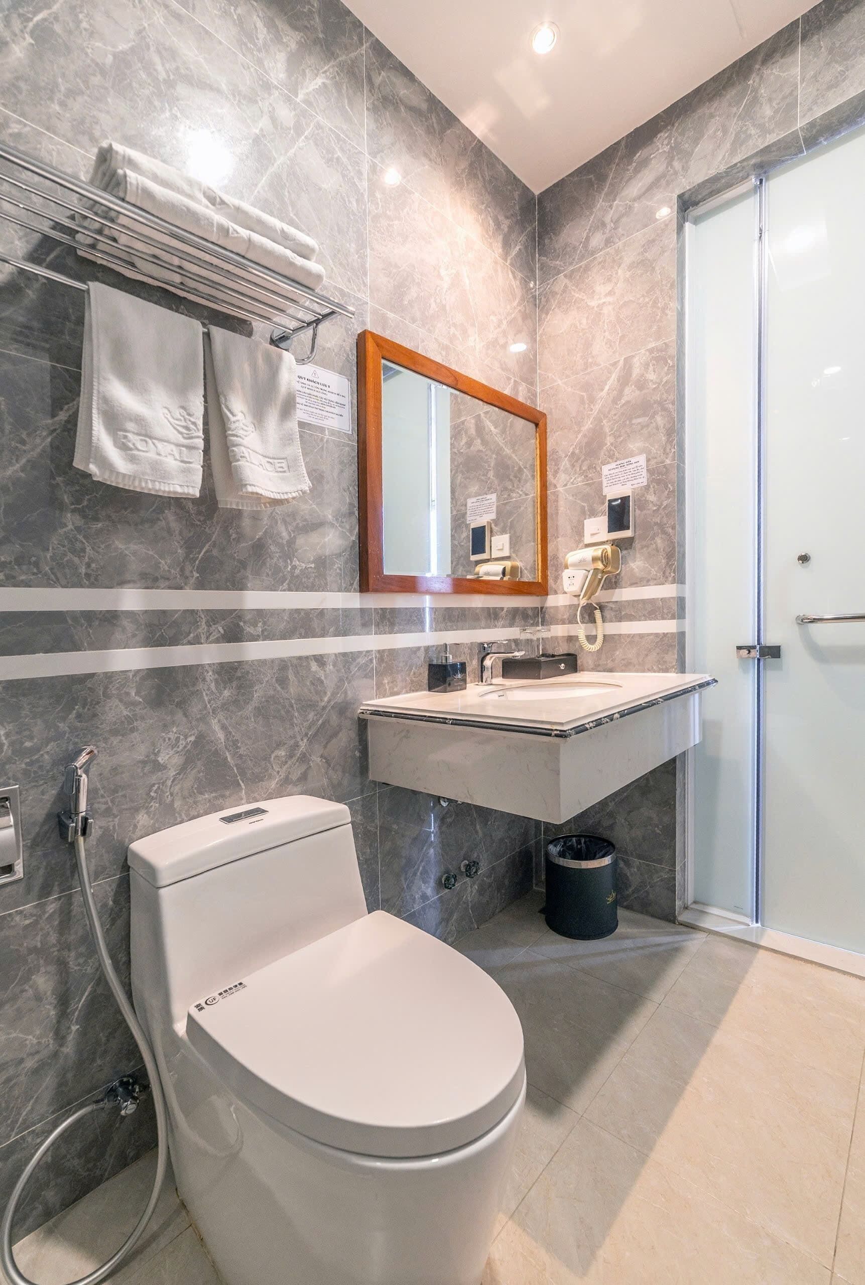 Ein modernes Badezimmer mit Toilette, Waschbecken und Dusche.