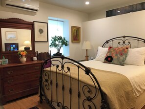 1 bedroom, iron/ironing board, WiFi, bed sheets - Cozy studio in awesome New York with AC (New York)