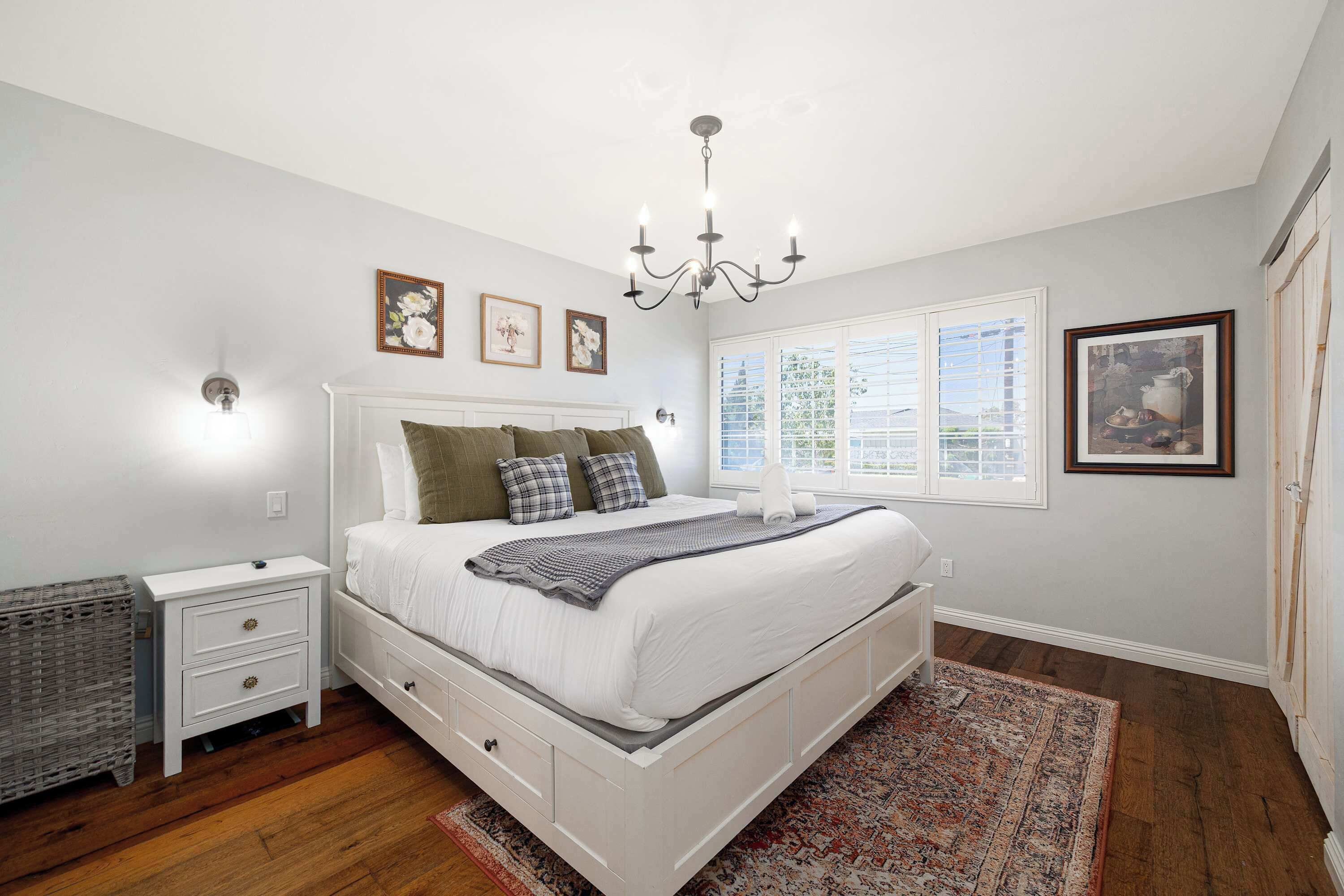 3 bedrooms, desk, iron/ironing board, travel crib