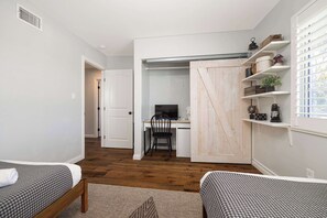 3 عدّة غرف نوم ومكتب ومكواة/لوح كي وسرير سفر