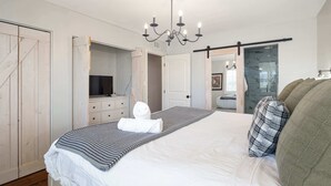 3 soverom, skrivebord, strykejern/-brett og reiseseng for barn