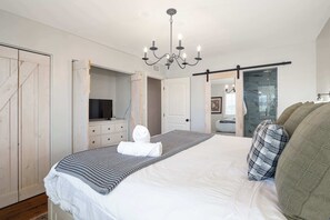 3 bedrooms, desk, iron/ironing board, travel crib