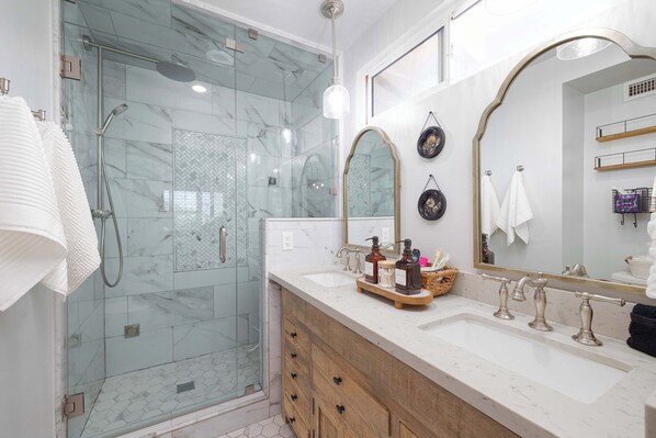 Shower, hair dryer, towels, shampoo