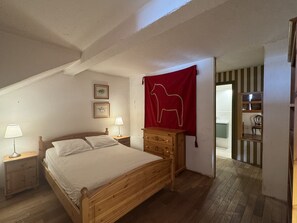 4 bedrooms, iron/ironing board, free WiFi