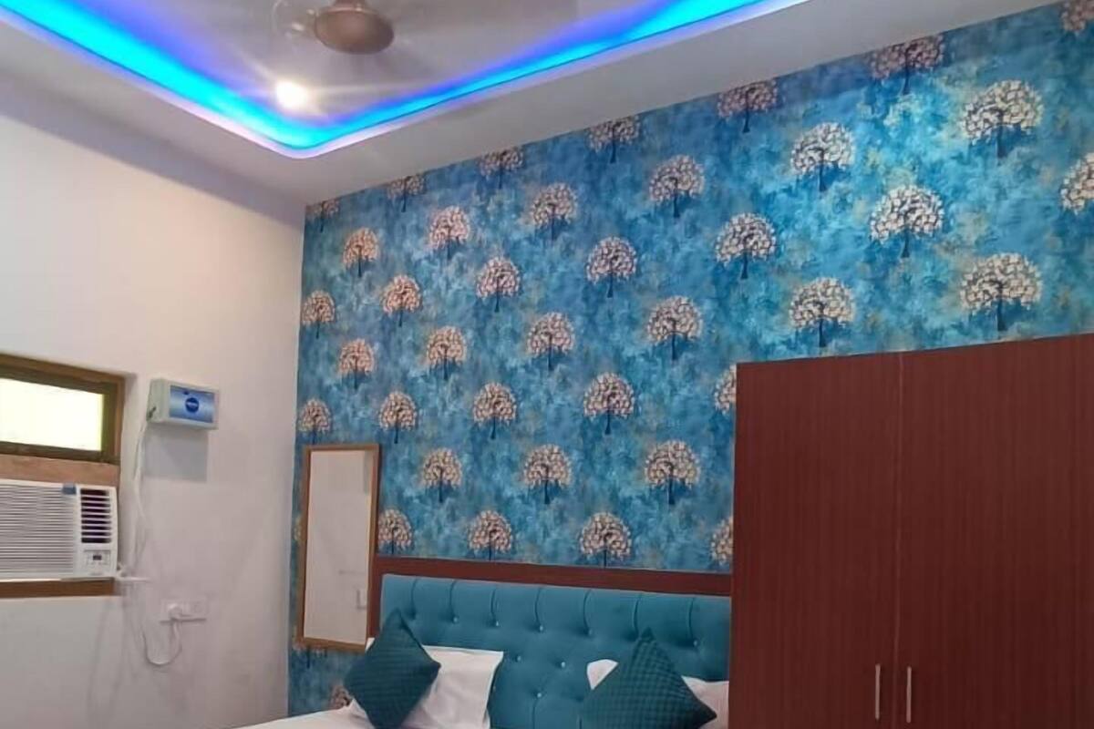 Quarto com cama, guarda-roupa e ventoinha no teto.