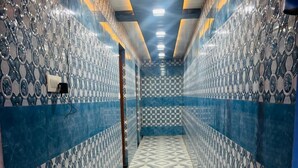 A hallway with patterned walls and a geometric floor design. - Maa Vaishnavi guest house (Varanasi)