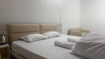 Escritorio, espacio para trabajar con laptop y wifi gratis