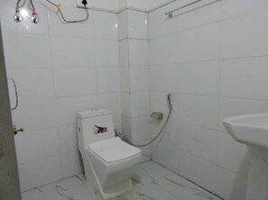Chuveiro, toalhas de banho, sabonete, shampoo