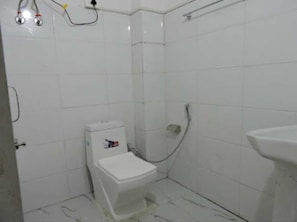 Chuveiro, toalhas de banho, sabonete, shampoo