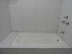 Family Room, Mountain View | Bathroom | Shower, towels, soap, shampoo