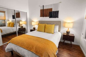 2 habitaciones, escritorio, tabla de planchar con plancha y wifi gratis 