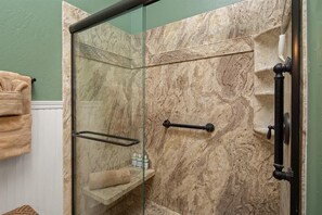 Douche, sĂšche-cheveux, serviettes fournies, shampoing