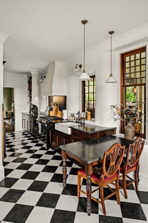 冷蔵庫、電子レンジ、オーブン、コンロ