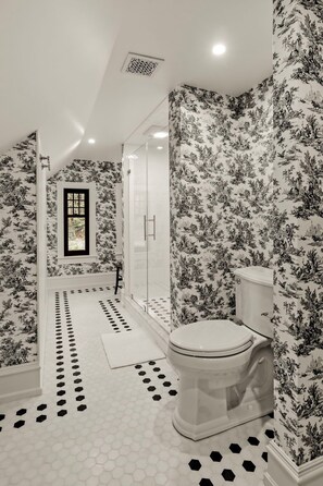 Hair dryer, towels - Large 6 bedroom, 6.5 bath restored Victorian home at Indiandale Springs (Reinholds)