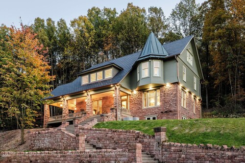 Large 6 bedroom, 6.5 bath restored Victorian home at Indiandale Springs