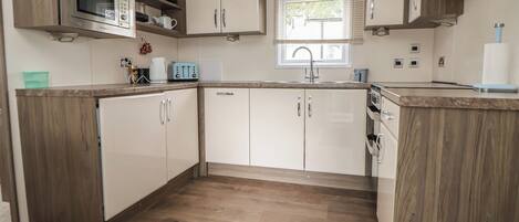 เครื่องครัว/จาน/ช้อนส้อม