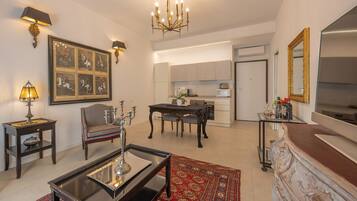 Suite Premium, balcon, vue ville | Coin séjour