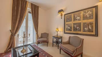 Suite Premium, balcon, vue ville | Coin séjour