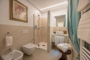 尊榮套房, 陽台, 城市景觀 | 浴室 | 淋浴設備、免費盥洗用品、吹風機、拖鞋