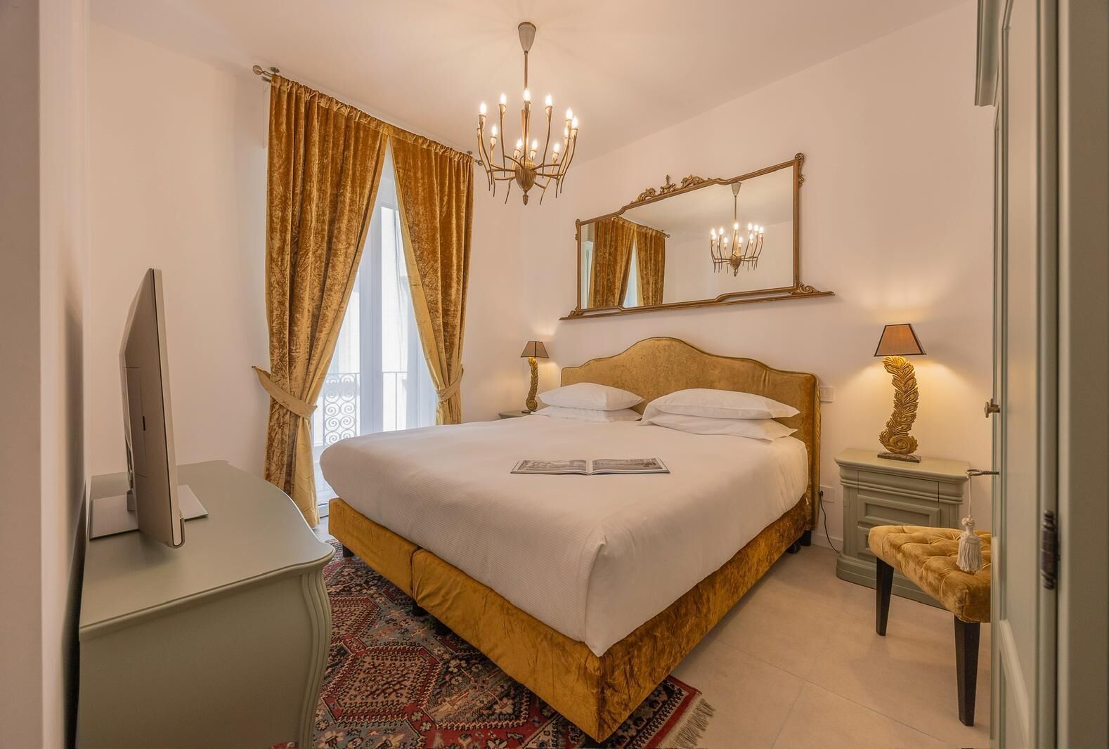 Suite – premium, balkong, byutsikt | Safe på rommet, skrivebord og skrivebord for bærbar PC