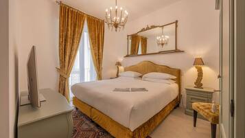 Suite Premium, balcón, vista a la ciudad | Caja de seguridad en la habitación y escritorio